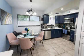 2 BDRM Townhouse Spacious & Stylish 2 Stories NEW! - Image 4