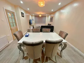 Full Home in Manchester with Free Parking - Image 3