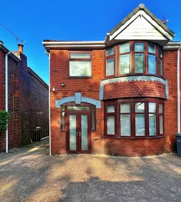 Full Home in Manchester with Free Parking - Image 5