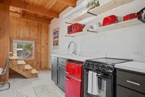 Guest Suite-Hot Tub-Close to Town - Image 3