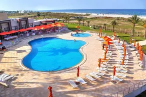 Apartment Hotel pool and beach - Image 2