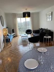 Cheerful townhouse with free parking - Image 3