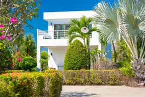 Le Corbusier Style Villa In Green Neighbourhood with Pool - Image 5