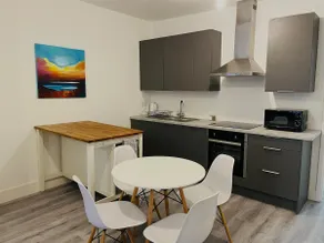 Smart Central Woking 1 Bedroom Apartment - Image 5