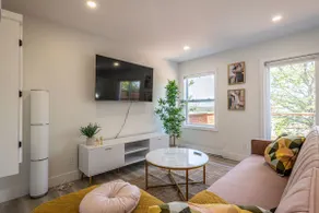 Newly renovated house downtown with harbor view - Image 3
