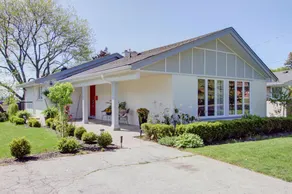 Charming retreat with lake view - Image 4