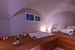 Suite in the historic center with private spa - Image 4