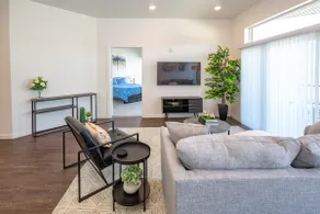 Luxury style 2 bed 2 bath apartment - Image 4