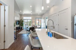 Luxury style 2 bed 2 bath apartment - Image 3