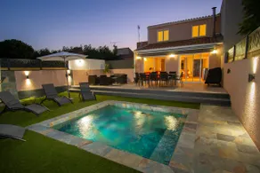 Large luxury villa with heated pool near the beach - Image 2