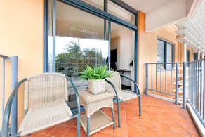 Lush Vista - Poolside Living on Esplanade with Balcony - Image 4