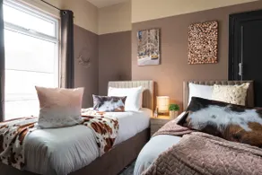 Ephphatha 4 Beds Central A63 3 Bedrms Free Wifi - Close to HRI and MKM Stadium - Image 3