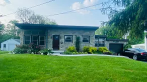 Cozy 2 bedroom home, w/driveway & fenced yard - Image 2