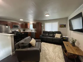 Four Bedroom townhouse near ISU - Image 2