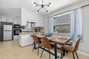 Chic Urban Escape | Your Trendy City Haven - Image 5