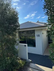 Modern 3 bed 2 bath house, parking and outdoor space - Image 2