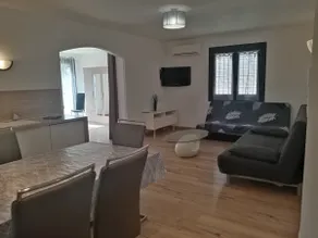Single-story detached house with hot tub - Image 3