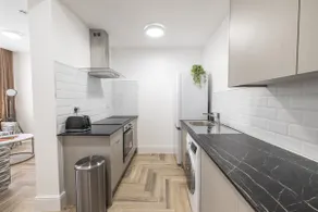 Spacious 2 Bed, City Centre, Ideal For Businesses - Image 3