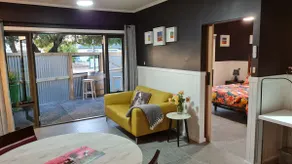 The Settler - Stylish One Bedroom Living with Private Courtyard - Image 4