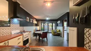 The Settler - Stylish One Bedroom Living with Private Courtyard - Image 2