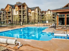2 BDRM plus den | Near Lake | Beach 2mins away - Image 4