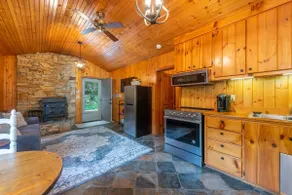 Mountain cabin getaway - Image 4