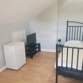 1 bed flat with transport links to central London - Image 4