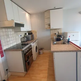 1 bed flat with transport links to central London - Image 2