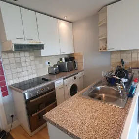 1 bed flat with transport links to central London - Image 3