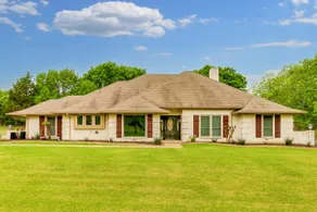 Lakeside Estate with Pool & Spa - Image 2