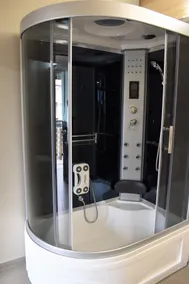 Modern studio flat with shower/hot tub - Image 5