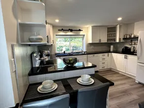 Ambleside Beachside Group Hub -20 Mins to Downtown - Image 2