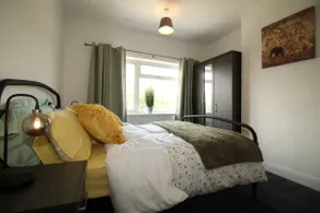 Exceptional Entire 3Bed Property - Image 2