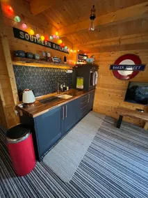 Rubys Retreat Stylish Log Cabin-Hidden Garden - Image 4