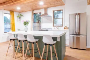 Charming Farmhouse Near Wineries & Downtown - Image 4
