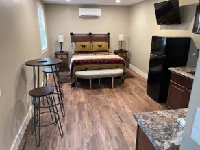 Dancing Deer Lodge Suite 1 - Downtown Bandera - Image 4