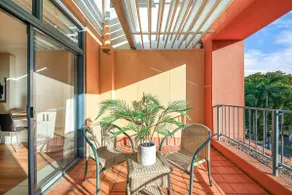 Seaview Adjacent King Apartments with Balcony - Image 4