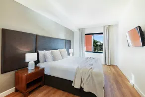 'Harbour Highlight' Poolside Living on Esplanade - Image 2