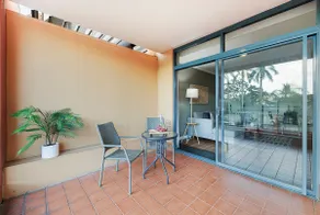 'Harbour Highlight' Poolside Living on Esplanade - Image 4