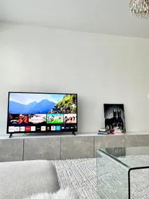 Glamorous Natural Light APT - Image 2