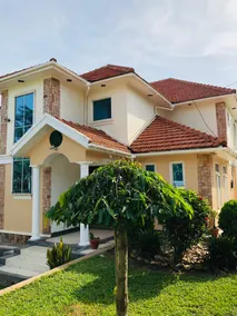 Beautiful two-level, fully furnished 4 bedroom house with WiFi - Image 3