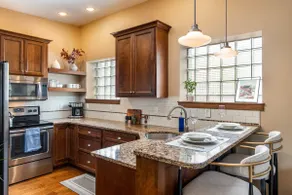 Historic Downtown | 1BD Full Apt - Image 2