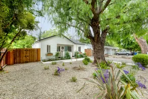 Retro Cottage, Hot Tub, Putting Green, walk to all - Image 2