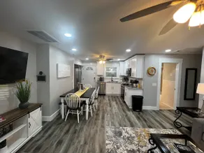 Central Retreat B, Cozy Family & Pet Friendly - Image 4