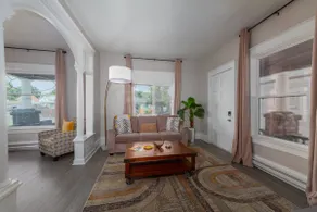 Renovated 1 Bed, 1 Bath, KING BED! Near Downtown! - Image 3