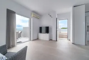 Legrena Beach House, 2 BR apt w jacuzzi no heated - Image 3
