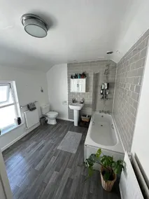 Spacious clean 3 bedroom house - Image 5