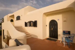 Cozy Beach Apartment W/ Sea View, Free Parking & AC - Image 3