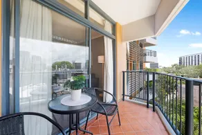 King Suite Dreams - Poolside Living on the Esplanade - Image 5