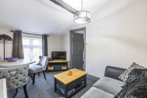 Rugby Coach House, Central location, 5 star rating - Image 3